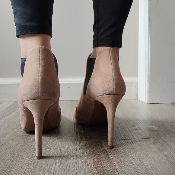 Alaia Elegant Suede Tan Women's Heeled Ankle Boots - Picture 4 of 16